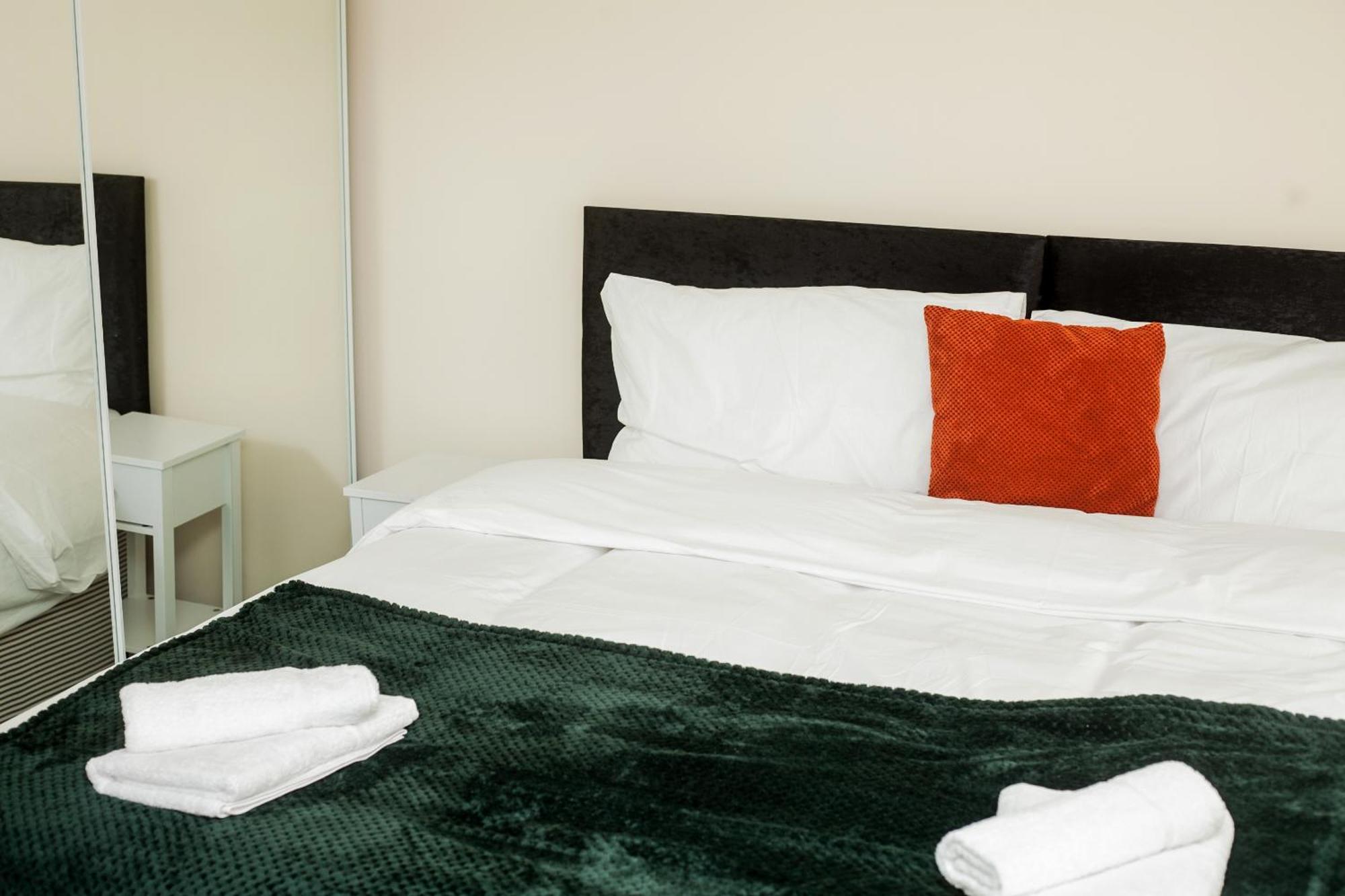 Avril Warwickshire Home Stay Нанитон Экстерьер фото