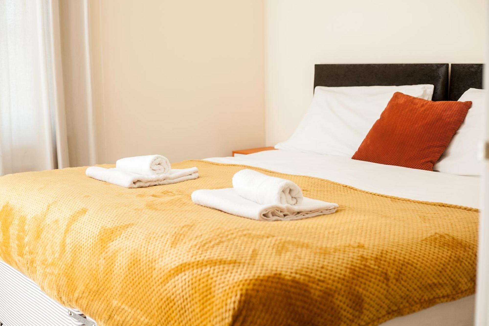 Avril Warwickshire Home Stay Нанитон Экстерьер фото