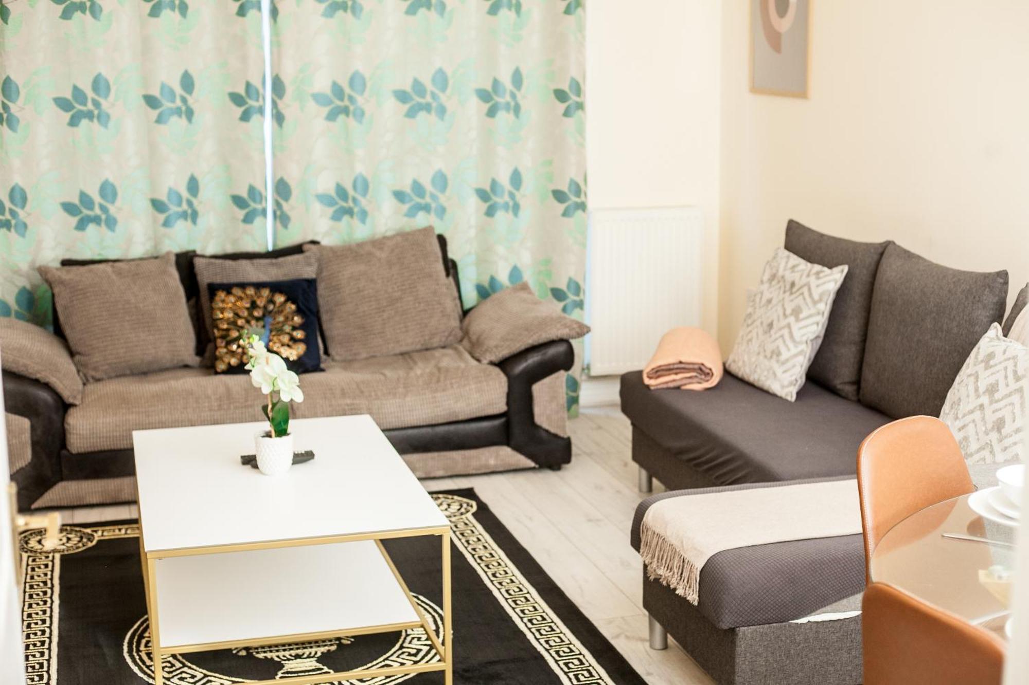 Avril Warwickshire Home Stay Нанитон Экстерьер фото